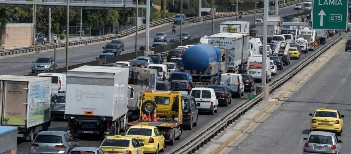 «Πανικός» από φορτηγά στους δρόμους μετά το άνοιγμα του εμπορίου και σε λίγες ημέρες της εστίασης (βίντεο)